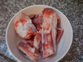 1、海带筒骨汤,准备好筒骨