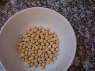 3、海带筒骨汤,喜欢吃黄豆也可以加哦