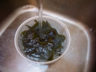 5、海带筒骨汤,海带两面一定要认真搓洗哦，它表面比较脏