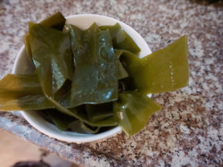 6、海带筒骨汤,洗干净后切成小块比较好，方便食用