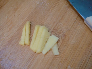 7、海带筒骨汤,准备好姜片