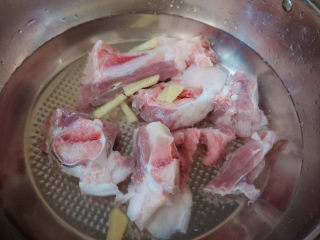 8、海带筒骨汤,加入姜片