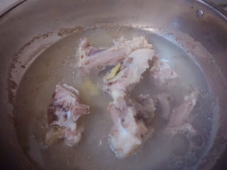 9、海带筒骨汤,筒骨汤煮开