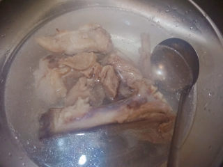 10、海带筒骨汤,捞出筒骨冷水浸泡