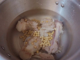 12、海带筒骨汤,可加入提前泡好的黄豆