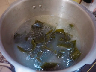 15、海带筒骨汤,将海带放进去加盐焖煮十五分钟