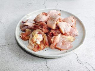 1、白牛肝菌土鸡汤,土鸡半只斩块清洗干净备用