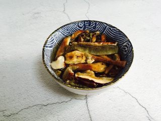 4、白牛肝菌土鸡汤,牛肝菌冷水泡发三十分钟并清洗干净，泡发后的水可以用来煲汤