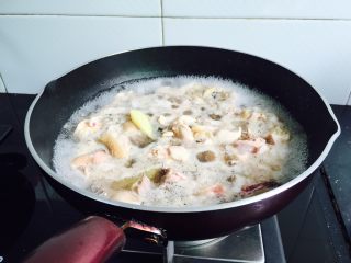 5、白牛肝菌土鸡汤,大火烧开焯烫三分钟