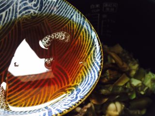 8、白牛肝菌土鸡汤,倒入泡发后的牛肝菌水