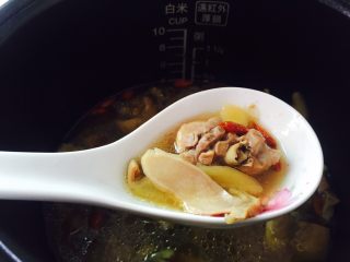 12、白牛肝菌土鸡汤,香气四溢