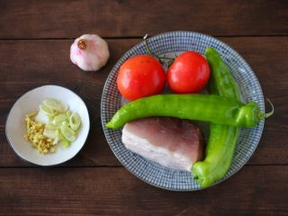 1、超下饭之红三剁,主要食材合影。