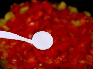 7、超下饭之红三剁,接着把西红柿碎放进去，加少许盐，不断翻炒。