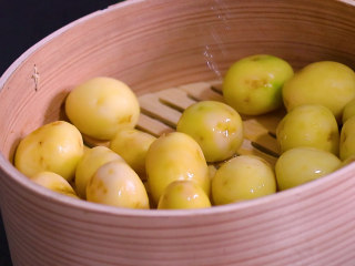 1、孜然小土豆,小土豆洗净放入蒸锅中蒸熟
