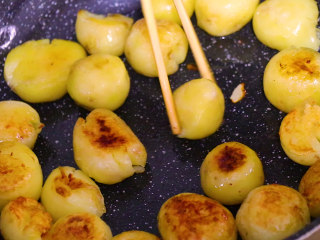 6、孜然小土豆,将按扁的小土豆煎至两面金黄