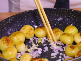 7、孜然小土豆,放入姜蒜末和洋葱碎炒出香味