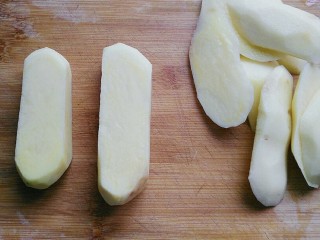 2、孜然土豆塔,然后将土豆四周切去，修成正方形的条状；