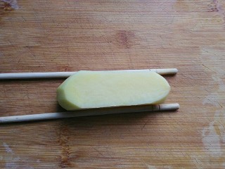 4、孜然土豆塔,斜刀切完后，上下翻个面，再在土豆块上切直刀；（直刀图忘拍了，下图有参照哈）