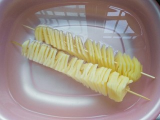 7、孜然土豆塔,放入清水中漂洗几次，洗去多余淀粉；