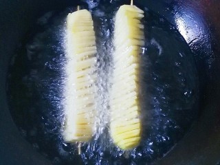 9、孜然土豆塔,锅中倒入适量油，烧至五六成热时，放入土豆塔小火慢炸，中途用筷子适时的翻面；