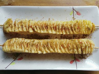 11、孜然土豆塔,立马趁热洒上一点点盐和适量孜然粉、孜然粒就可以开吃啦！（喜欢吃辣的，可以刷点辣椒油）