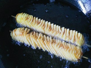 10、孜然土豆塔,炸至金黄焦脆时立即起锅装盘；