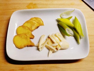 2、木瓜鲫鱼汤,姜片切丝 蒜切片 葱切片