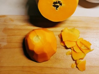 3、木瓜鲫鱼汤,木瓜清洗干净去皮