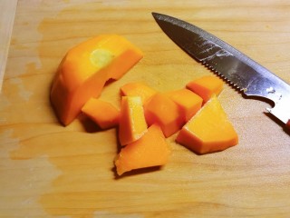 4、木瓜鲫鱼汤,切块