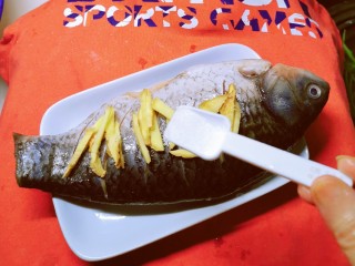 5、木瓜鲫鱼汤,鲫鱼收拾干净 放入姜丝 盐2克  胡椒粉 腌制20分钟