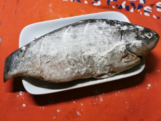 6、木瓜鲫鱼汤,腌好后裹上薄薄一层面粉