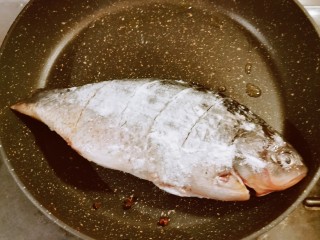 7、木瓜鲫鱼汤,起油锅 放入2勺食用油和花椒 油热放入鱼 煎制