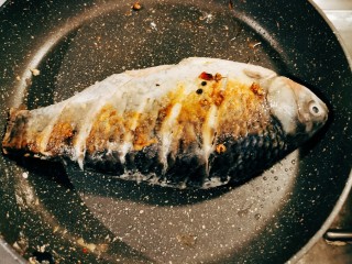 8、木瓜鲫鱼汤,煎至两面金黄备用