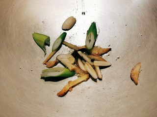 9、木瓜鲫鱼汤,另起油锅 放入1勺食用油 爆香八角 葱姜蒜