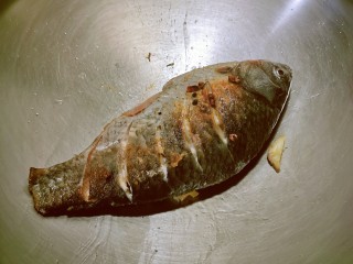 10、木瓜鲫鱼汤,放入煎好的鱼