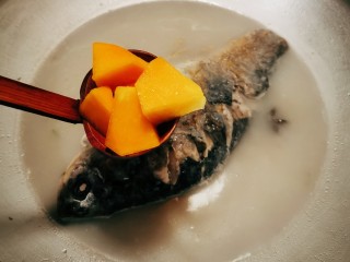 13、木瓜鲫鱼汤,放入木瓜块