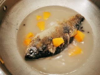 14、木瓜鲫鱼汤,煮5分钟 加盐调味道 关火出锅