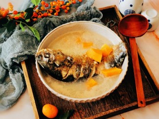 15、木瓜鲫鱼汤,浓汤中加入了水果 清香靓丽