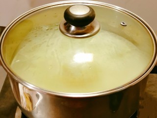 8、小米红薯粥,转中小火  煮制