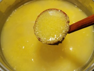 10、小米红薯粥,煮至有些粘稠