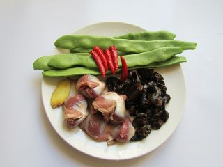 1、香辣豆角爆鸡胗,先准备好所有食材