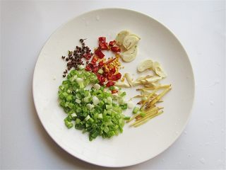 2、香辣豆角爆鸡胗,将生姜切丝、辣椒切小段，葱切碎备用