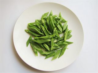 3、香辣豆角爆鸡胗,将豆角斜切小段备用
