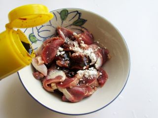 5、香辣豆角爆鸡胗,将鸡胗加入少许淀粉、生抽、老抽、料酒抓匀腌渍一会儿