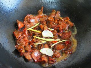 7、香辣豆角爆鸡胗,加入少许姜丝、蒜头、辣椒去腥味，一碗温水焖至汤汁收汁盛出备用