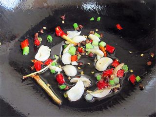 8、香辣豆角爆鸡胗,另起一锅，注入油将辣椒、蒜头等炸出香味