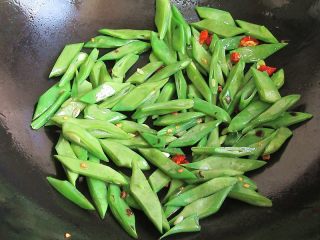 9、香辣豆角爆鸡胗,倒入豆角干炒，炒至变色九分熟