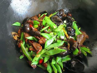 11、香辣豆角爆鸡胗,最后撒入盐和木耳翻匀入味即可关火