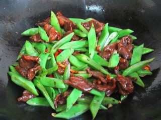 10、香辣豆角爆鸡胗,加入鸡胗继续翻炒