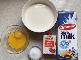 1、奶香焦糖布丁,烤箱180预热，材料备好